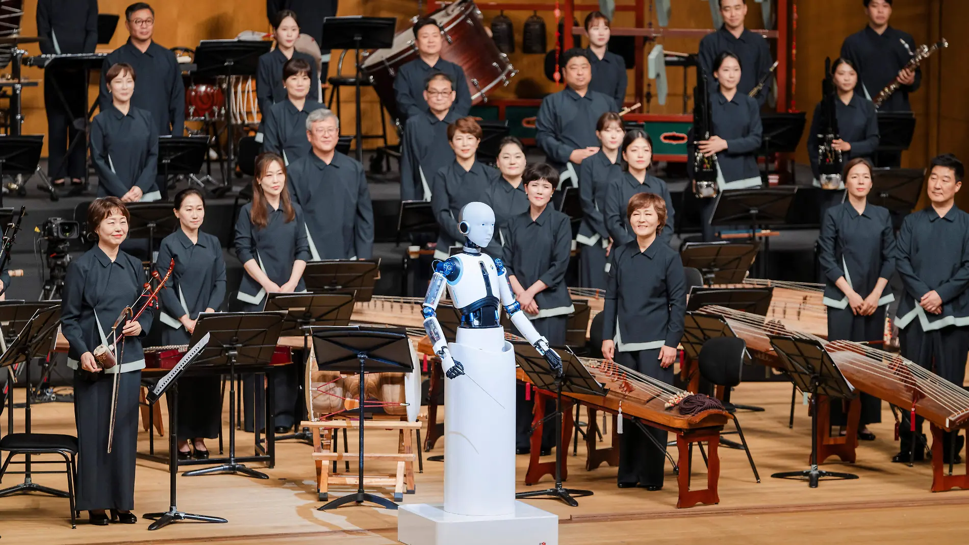 robot dirige orquesta 2